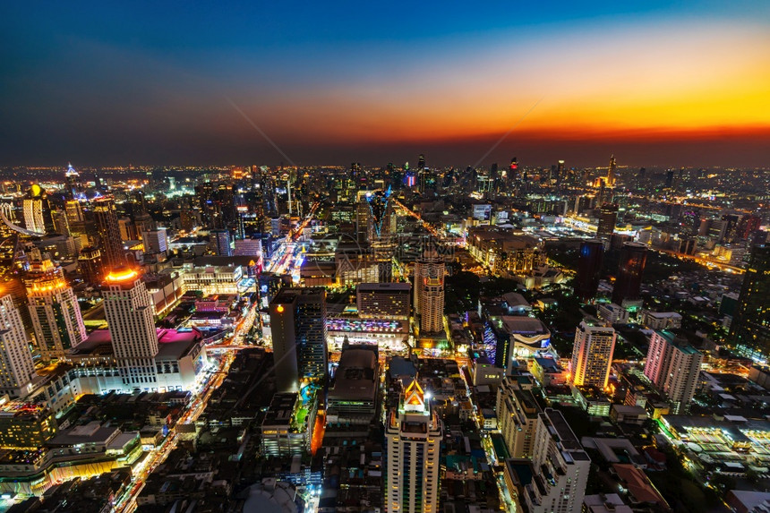 曼谷市中心区和泰国日落时的公路交通图片
