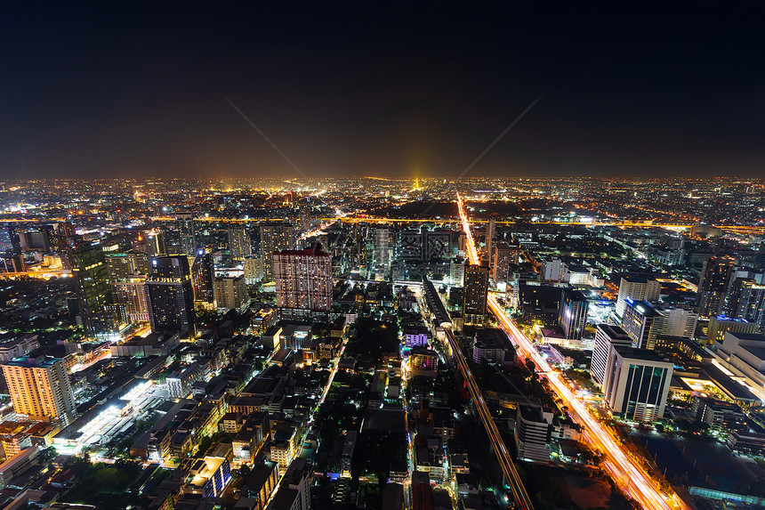 曼谷市区和泰国夜间的公路交通图片