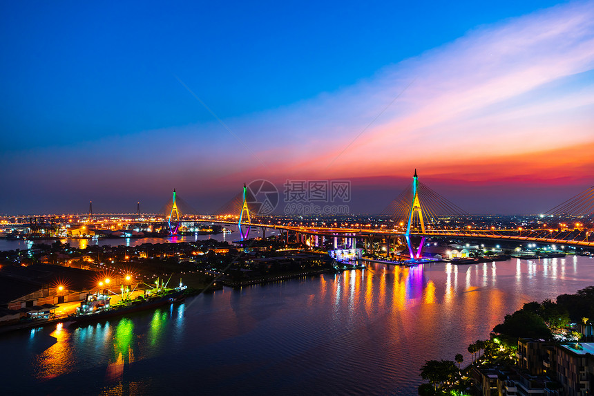 泰国曼谷市日落时分Bhumibol悬浮桥横跨ChaoPhraya河图片