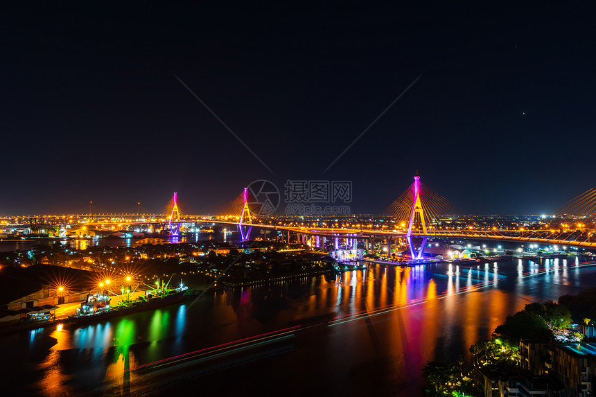 深夜在泰国曼谷市ChaoPhraya河上空横跨ChaoPhraya河的Bhumibol悬浮桥图片