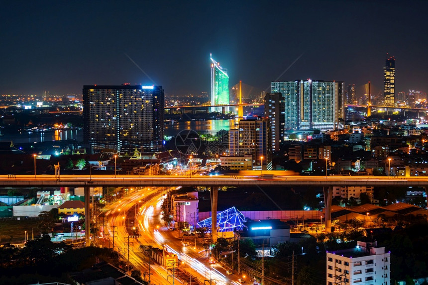 泰国曼谷市风景和夜间交通公路图片