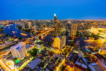 曼谷市与泰国昭披耶河的夜景图片