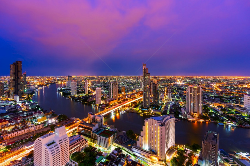 泰国曼谷市与ChaoPhraya河在泰国黄昏时图片