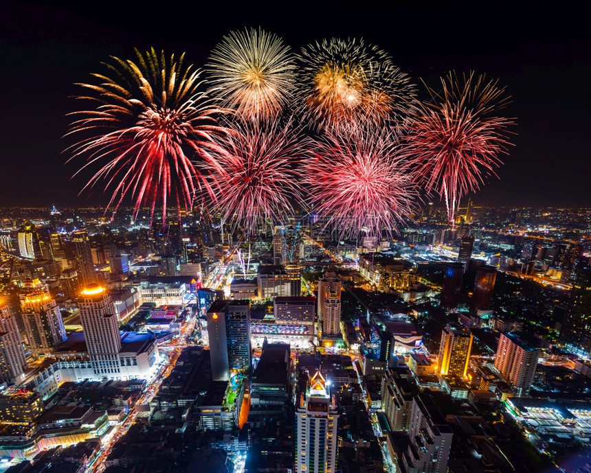 庆祝泰国曼谷市风景的美丽烟花图片