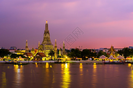 泰国曼谷日落时分有湄南河的华伦寺高清图片