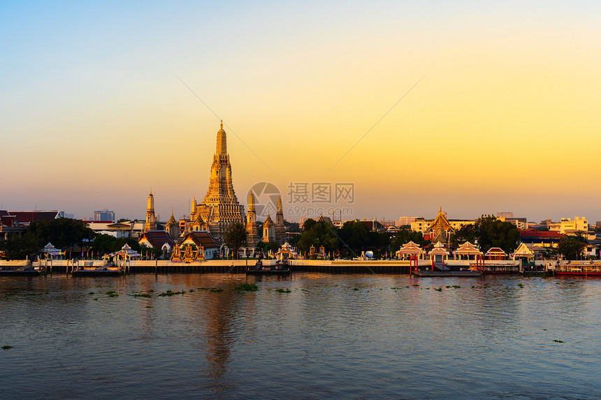 泰国曼谷日出时有湄南河的华伦寺图片