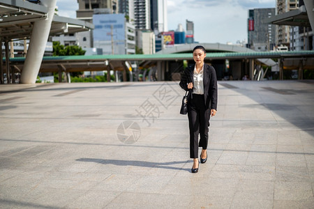 在城市中行走的女商人图片