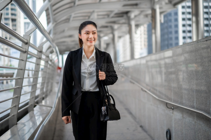 在城市中行走的女商人图片