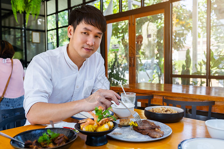 男人在餐厅里吃饭图片