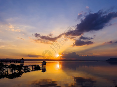 美丽的夕阳在河中的林猜大坝孔武里纳洪Ratchasima泰国图片