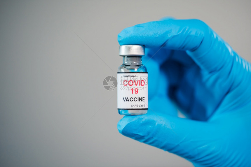 持有科罗纳新冠注射药物疫苗瓶的医生手图片