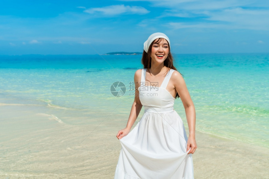 泰国Rayong的KohMunNork岛海滨上快乐的女子图片