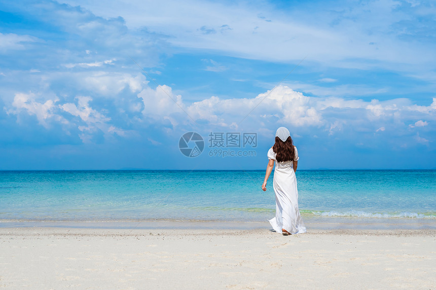 在泰国Rayong的KohMunNork岛海滨上行走的开心女人图片