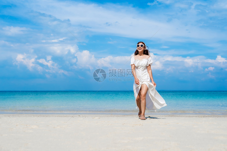 在泰国Rayong的KohMunNork岛海滨上行走的开心女人图片