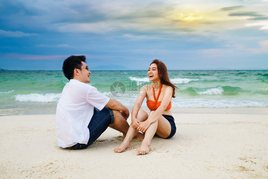 坐在泰国RayongKohMunNork岛海边的滨上图片