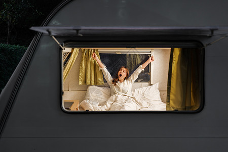 睡着的年轻少女在露营车RV面包摩托之家的床上高清图片
