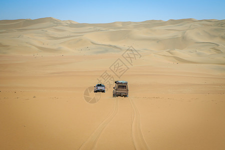 两辆四轮驱动车在纳米比亚的沙漠开车高清图片