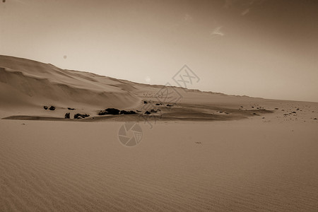 纳米比亚布沙漠的黑白丘高清图片