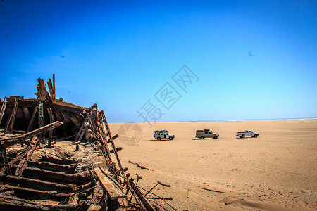 船骨架纳米比亚Namib沙漠的EduardBohlen号轮船底有四轮驱动汽车背景