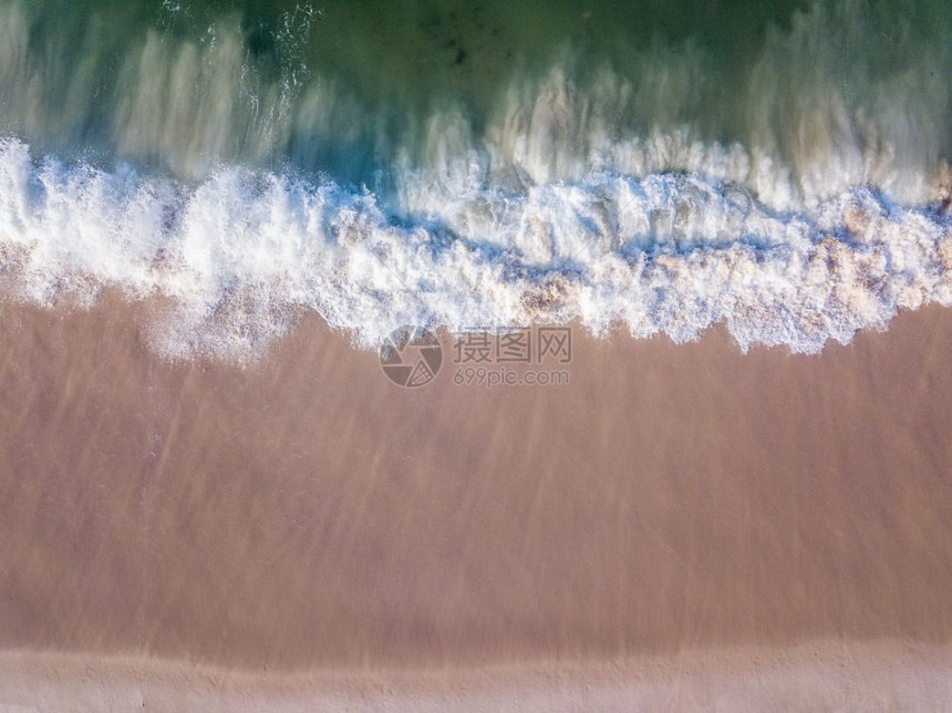 在坦桑尼亚斯瓦希里海岸的滩上遭遇浪的无人机照片图片