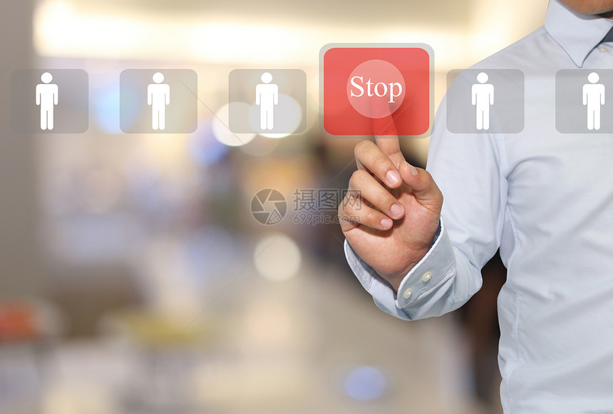男人触摸红色现代按钮的手着概念停止工作商业技术男图标在模糊的内部背景上图片