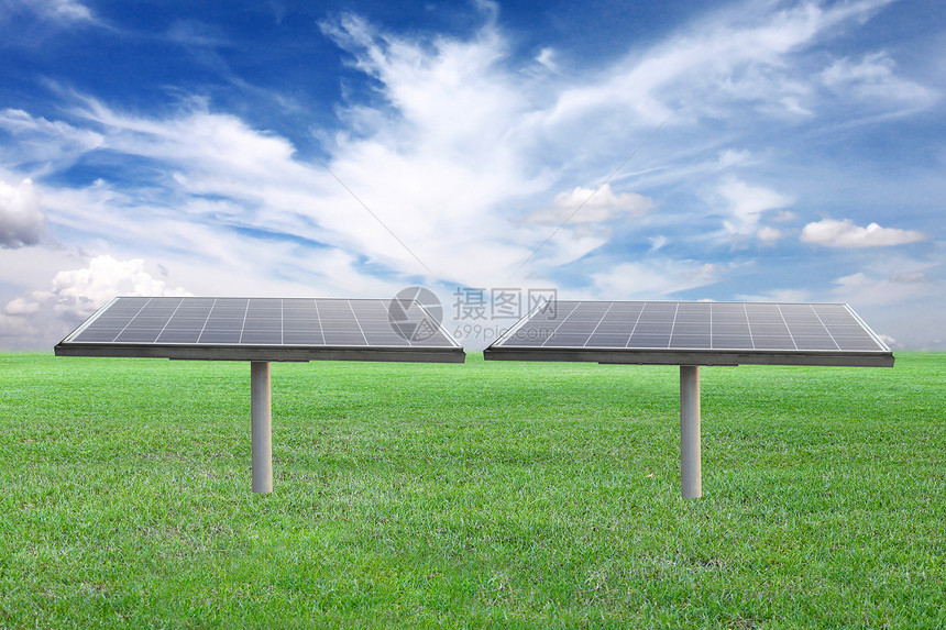 户外太阳能电池板绿色草坪替代能源的概念图片