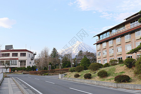 日本的旅馆和川国子湖边富士山的景象图片