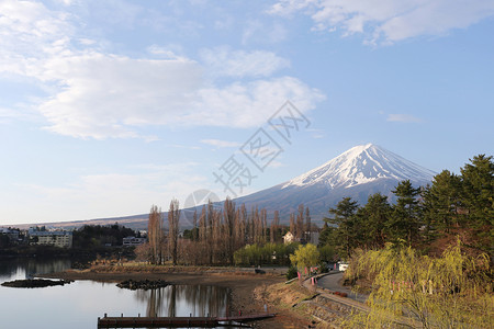 湖边的川口子公园以及清晨富士山的景象图片
