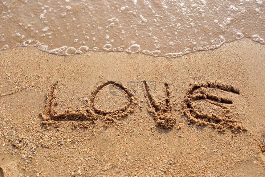 沙滩海浪和爱情文字被沙子所吸引图片