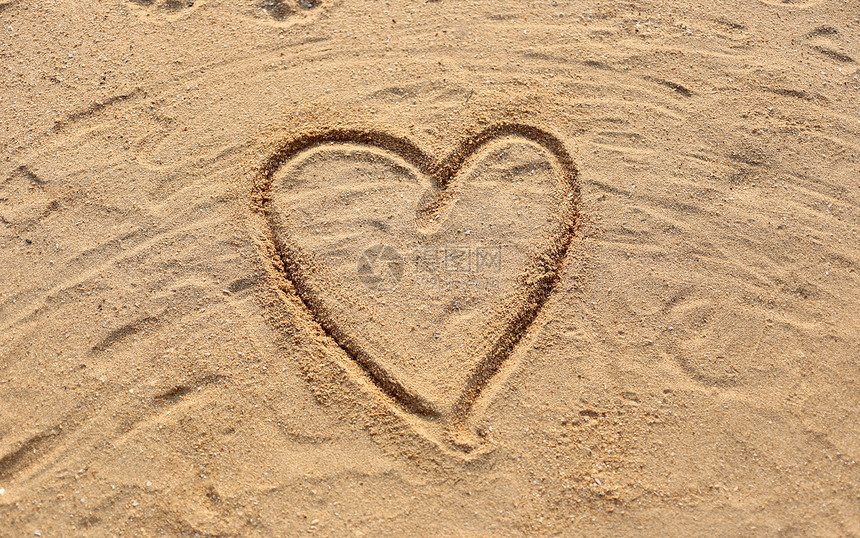 沙滩和心脏的形状被沙子所吸引图片