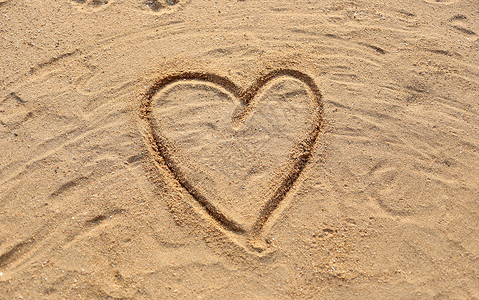 沙滩和心脏的形状被沙子所吸引图片