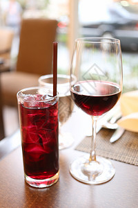 餐馆的葡萄酒和汁图片