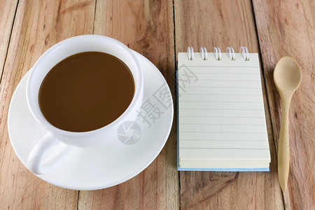 白咖啡杯和木本笔记图片