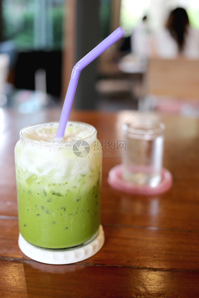 咖啡店桌上的冷绿茶饮图片