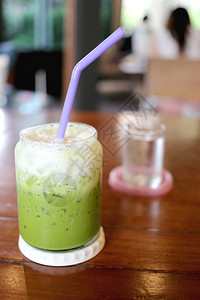咖啡店桌上的冷绿茶饮背景图片