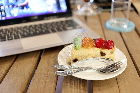 咖啡馆餐桌上吃健康食物的水果蛋糕图片