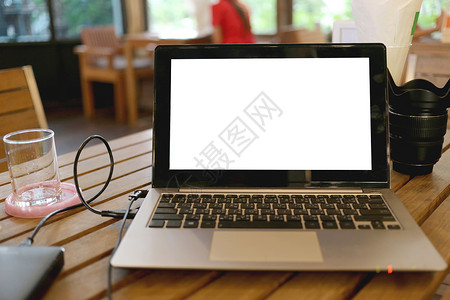 黑电脑笔记本放在咖啡馆的桌子上图片