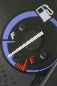 燃料量表加上警告标明油罐的数量加斯表显示油站的白色图标图片