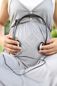 孕妇将耳机放在肚子图片