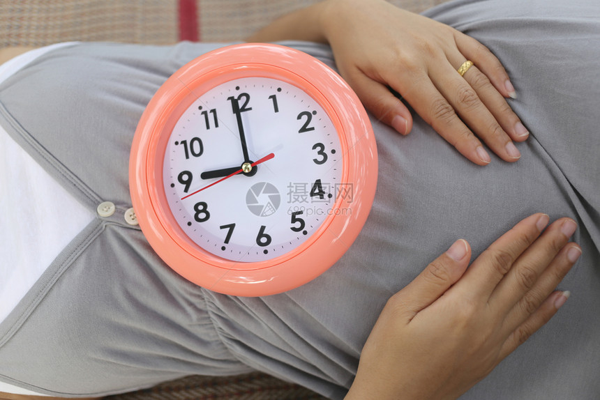 孕妇在肚子上显示时钟图片