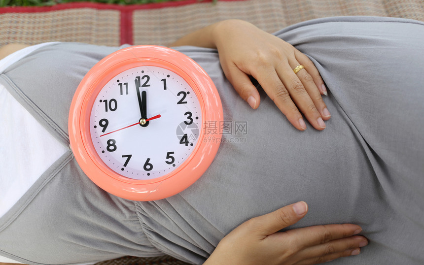 孕妇在肚子上显示时钟图片