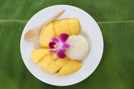芭蕉叶上的泰式甜品图片
