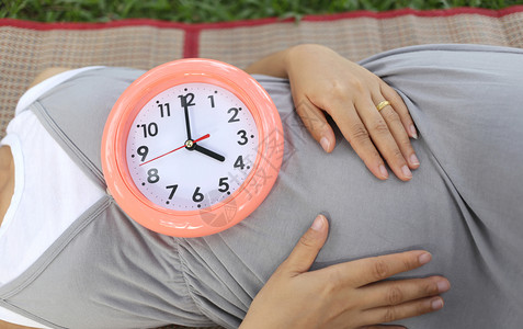 孕妇在肚子上显示钟表图片