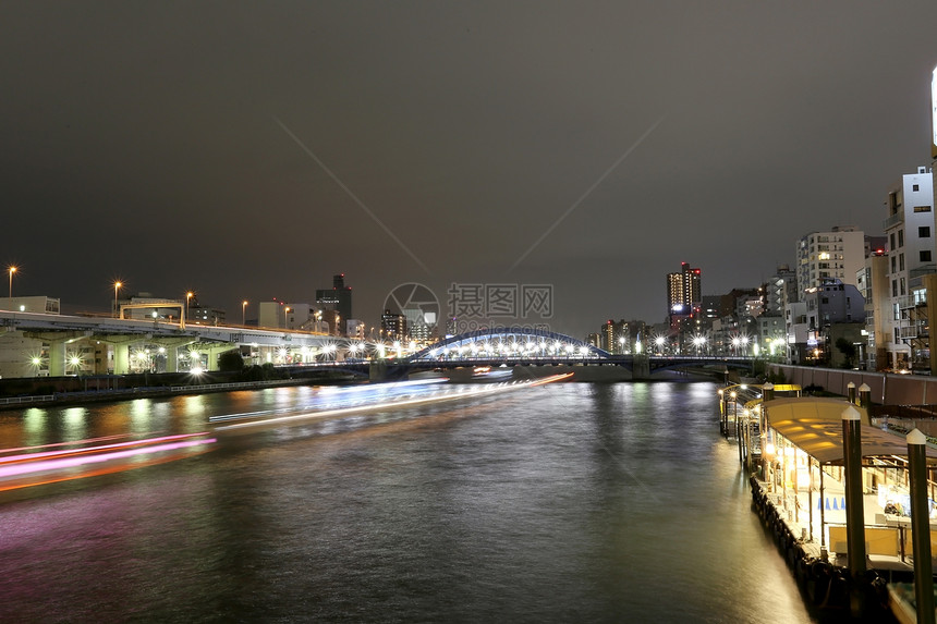 日本东京夜视横渡尖田河的浅草多里桥图片