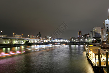 日本东京夜视横渡尖田河的浅草多里桥背景图片