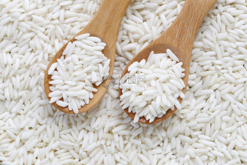 木勺中的有机白米谷类大或用于设计自然食品的粘糊米图片