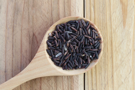 木质勺里的有机稻草米是昆虫杂食图片