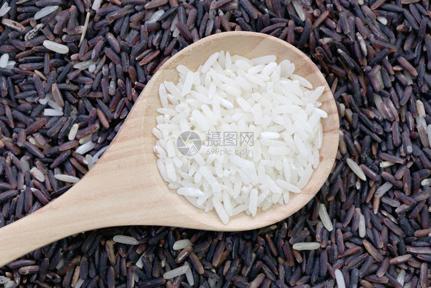 以木勺为制的有机茉莉水稻图片