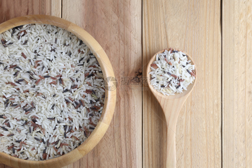 以木勺和碗的有机水稻作为自然食品的背景概念图片