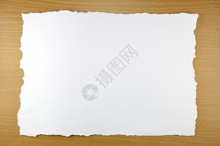 褐木背景上的白纸撕裂您可以在复制空间输入文字高清图片